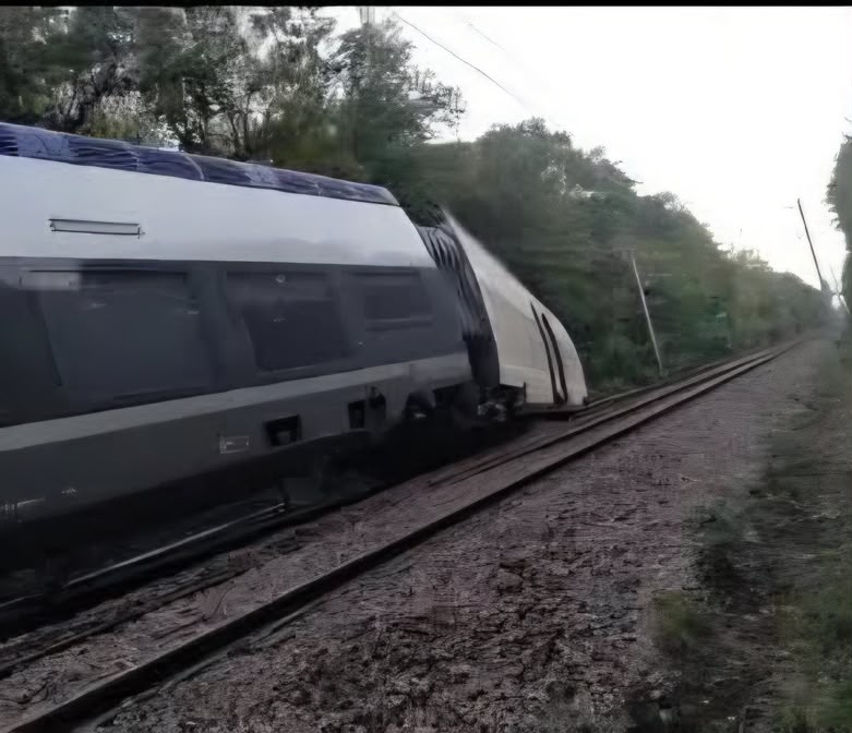 Une rame du TER déraillée, couchée sur le ballast